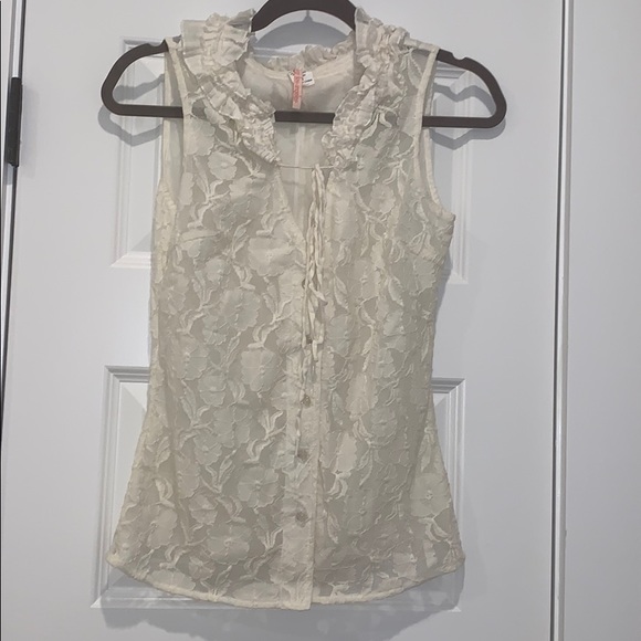 Beautiful lace top - Picture 1 of 4